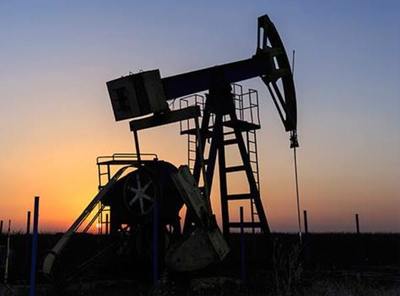 Nuevo récord de producción de EEUU desinfla precio del petróleo