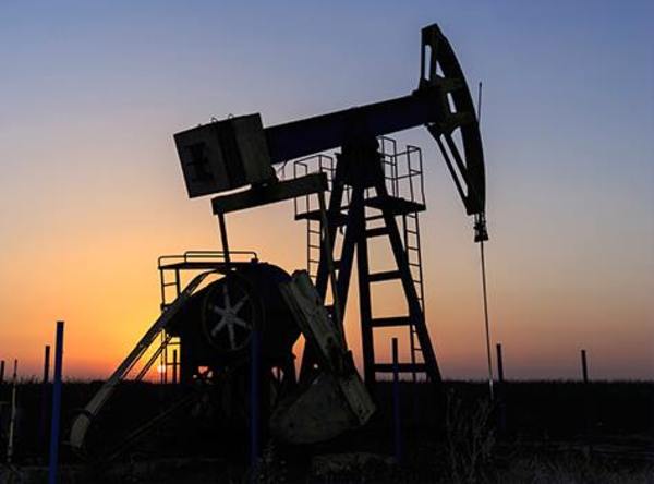 Nuevo récord de producción de EEUU desinfla precio del petróleo