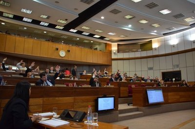 Senadores aprobaron proyecto de ley de jubilación para médicos de Salud Pública | .::Agencia IP::.