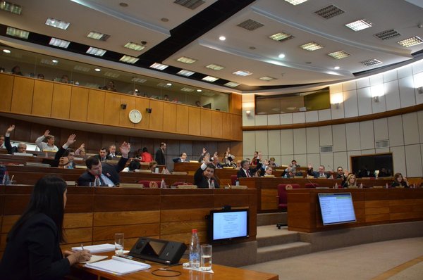 Senadores aprobaron proyecto de ley de jubilación para médicos de Salud Pública | .::Agencia IP::.