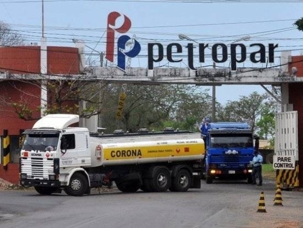 HOY / ¿Petropar apura venta de su combustible para alzar precio?: "Inusitada cola de camiones"