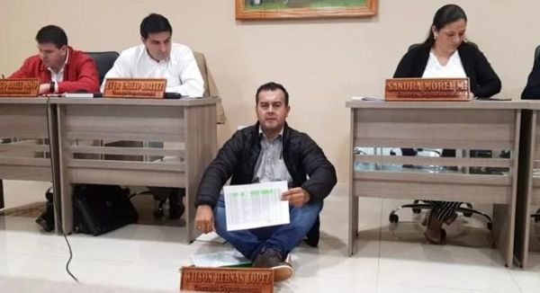 Caazapá: con sentata Consejal de Tavaí exige merienda escolar inmediata