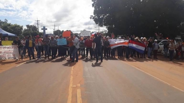 HOY / 200 licenciados del sector salud cierran rutas: exigen ser contratados en hospital
