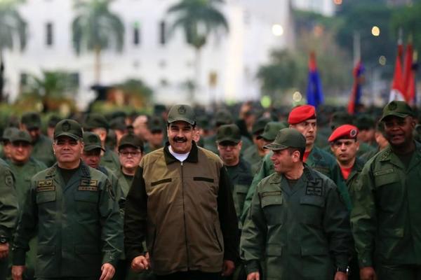 Maduro se presenta junto a mandos militares venezolanos en medio de la crisis | .::Agencia IP::.