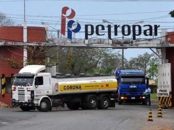 ¿Petropar apura venta de su combustible para alzar precio?: Inusitada cola de camiones | Paraguay en Noticias 
