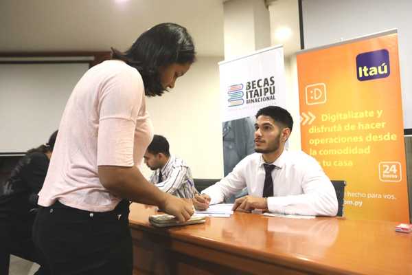 Itaipu entregó tarjetas de cobro a becarios universitarios y técnicos | Paraguay en Noticias 