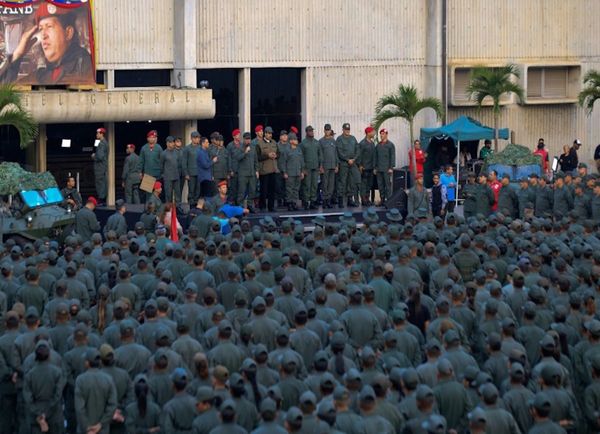 Nicolás Maduro y militares se declararon en ofensiva