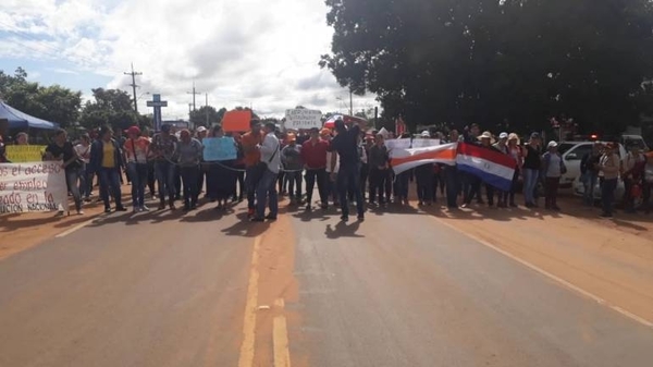 200 licenciados del sector salud cierran rutas: exigen ser contratados en hospital | Paraguay en Noticias 