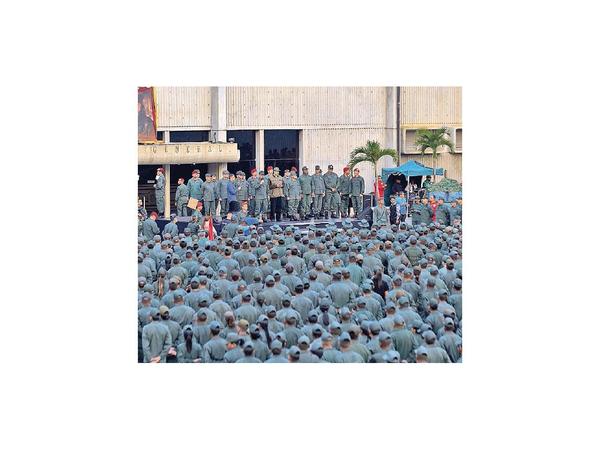 Mandatario pone a la ofensiva a los militares