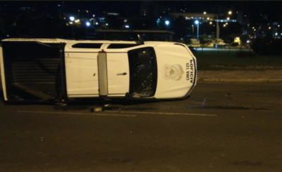 HOY / Choque y vuelco en la Costanera: tres policías heridos y tráfico caótico