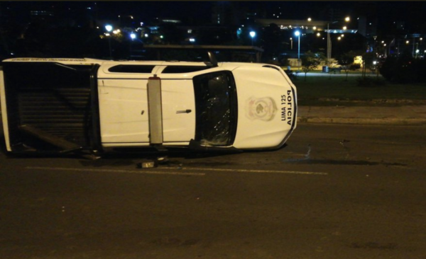 HOY / Choque y vuelco en la Costanera: tres policías heridos y tráfico caótico