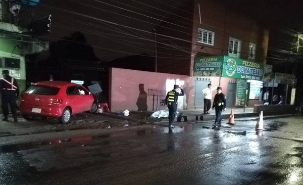 VIDEO| Auto arrolla y mata a mujer que iba por la vereda | Paraguay en Noticias 