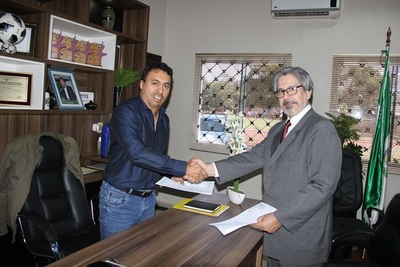 Intendente de Tavapy recibe planos para futuro local de Juzgado de Paz