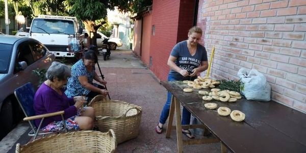 HOY / Familia prepara más de 3.000 chipas por el Día de la Cruz