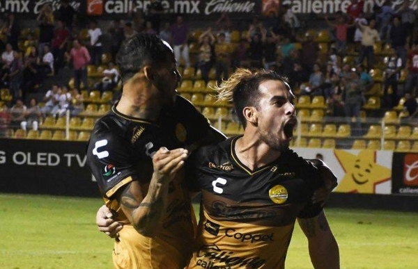HOY / Gol paraguayo mantiene en carrera al equipo de Maradona