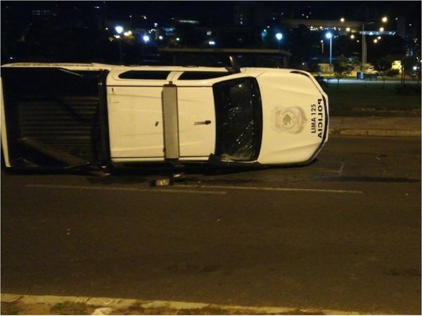 Vuelca camioneta de la FOPE en la Costanera de Asunción  | Paraguay en Noticias 