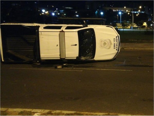Vuelca camioneta de la FOPE en la Costanera de Asunción | Paraguay en Noticias