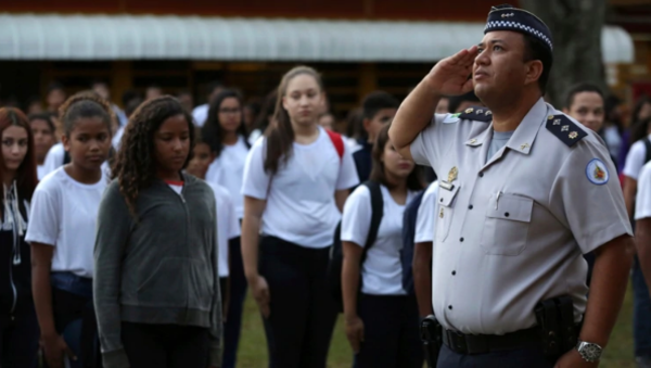 Disciplina y presencia policial en escuelas: Receta de Jair para mejorar la educación - ADN Paraguayo