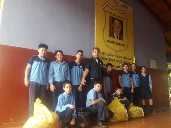 Alumnos de escuela juntan más de 12 mil tapitas para “caminero ecológico”