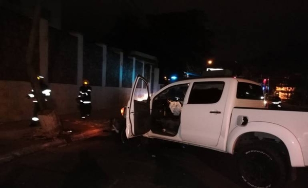 Camioneta chocó contra la columna del Buen Pastor | Paraguay en Noticias 