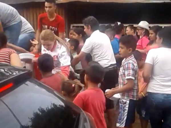 Cierre de campaña con repartija de comidas