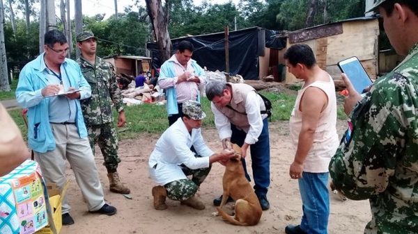 Vacunan e inspeccionan a mascotas en albergues de damnificados - ADN Paraguayo