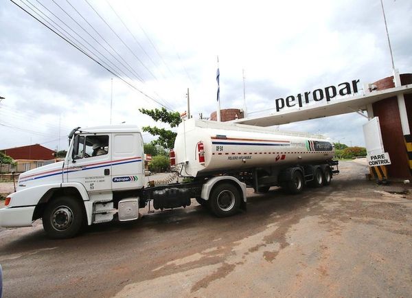 Denuncian que Petropar estaría maniobrando para acelerar suba de combustible | Paraguay en Noticias 