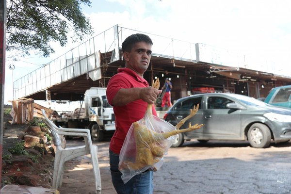 “Polli”, el vendedor de gallinas más pequeño del país