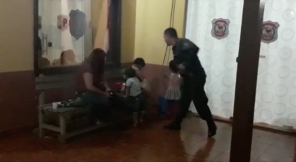 Abandonados, sucios y sin comer: sus padres se pelearon y los dejaron a su suerte | Paraguay en Noticias