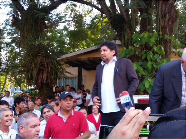 Kelembu casi llega a los golpes durante caravana colorada | Paraguay en Noticias