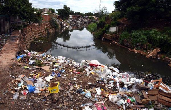 La contaminación, una grave enfermedad que carcome la naturaleza de los arroyos - Periodismo Joven - ABC Color