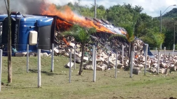 Camión vuelca y se incendia en Yaguarón