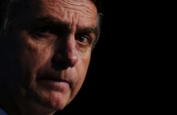 Bolsonaro mostró la cicatriz que le dejó la puñalada que recibió durante la campaña - C9N