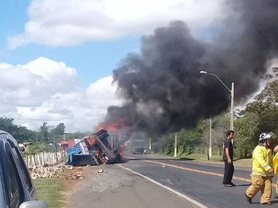 Camión vuelca y se incendia en Yaguarón