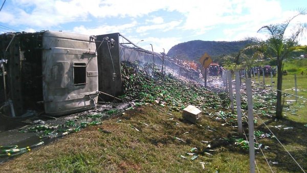 Rapiñan caña de camión incendiado - Nacionales - ABC Color