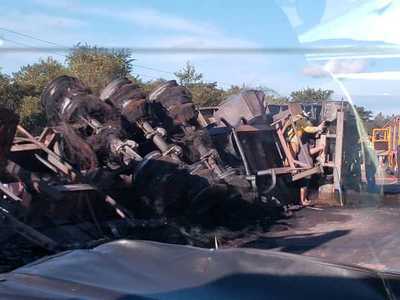Un camión volcó y se incendió en Yaguarón » Ñanduti