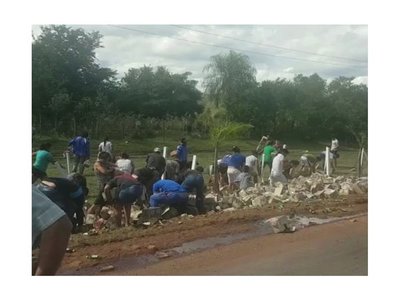 Vecinos roban caña tras vuelco de camión