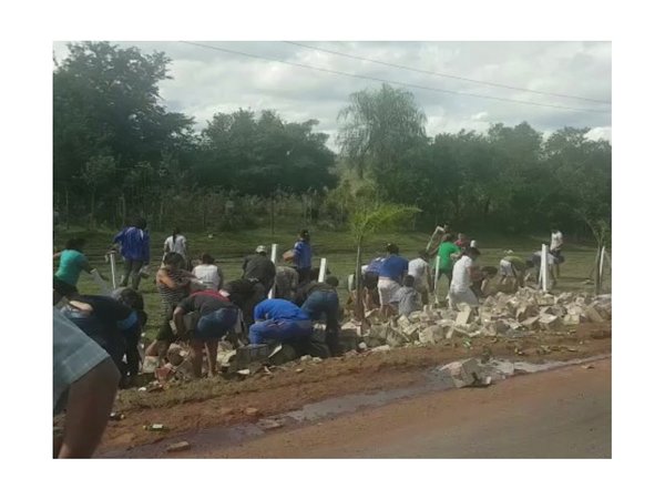 Vecinos roban caña tras vuelco de camión