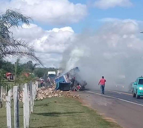 Yaguarón: volcó camión y apareció la rapiña - Radio 1000 AM