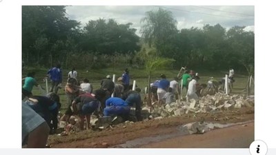 Vecinos roban caña tras vuelco de camión - Digital Misiones
