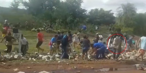 VUELCA CAMIÓN CON 5 MIL CAJAS DE CAÑA: TESTIGOS ANTES QUE AYUDAR ROBAN TODO