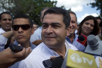 Miles de hondureños marchan con antorchas pidiendo salida del presidente - Internacionales - ABC Color