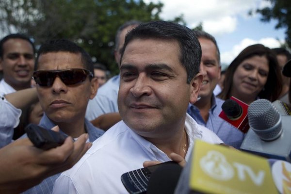 Miles de hondureños marchan con antorchas pidiendo salida del presidente - Internacionales - ABC Color