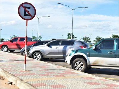 Sitios para estacionar en la Costanera siguen colapsados