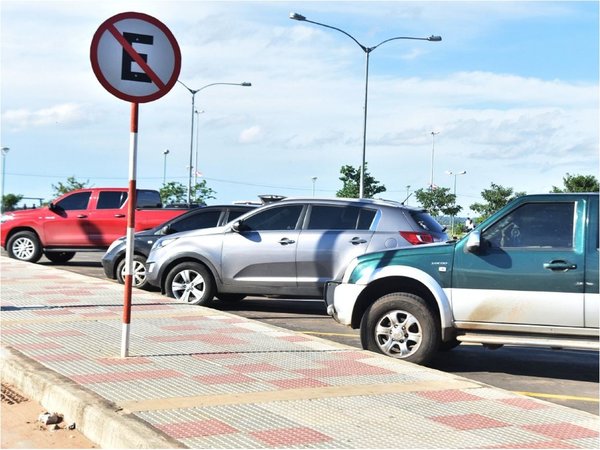 Sitios para estacionar en la Costanera siguen colapsados