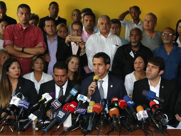 Guaidó pide hoy en los cuarteles que militares den la espalda a Maduro