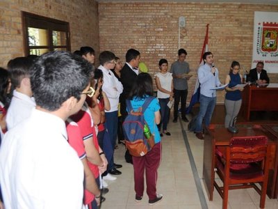 Jóvenes reclaman que Municipalidad encare obras en escuelas carenciadas