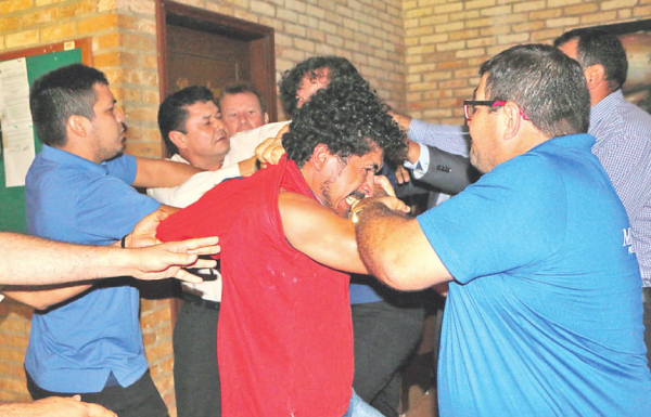 Se toman a golpes en  la Juta Municipal de CDE | Diario Vanguardia 08