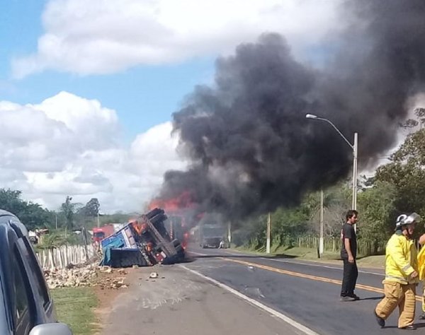 Camión de gran porte vuelca y se incendia en Yaguarón - ADN Paraguayo
