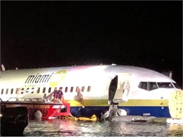Un avión se sale de la pista y acaba en un río en Florida